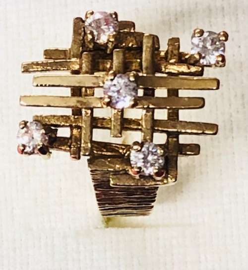 9ct Beautiful Yellow Gold Ladies Ring with Diamonds