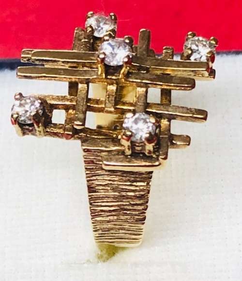 9ct Beautiful Yellow Gold Ladies Ring with Diamonds