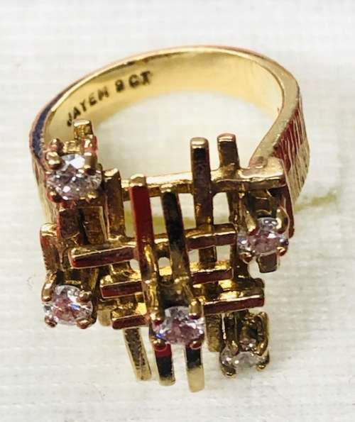 9ct Beautiful Yellow Gold Ladies Ring with Diamonds