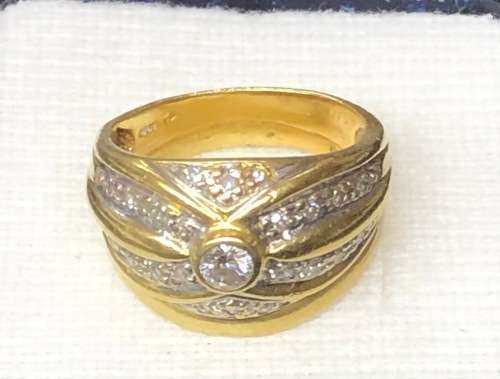 18ct Yellow Gold Diamond Ring :- Beautiful