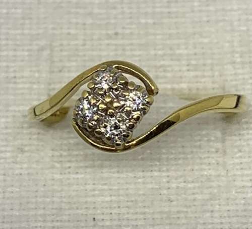 18ct Yellow Gold Diamond Ring :-  Beautiful