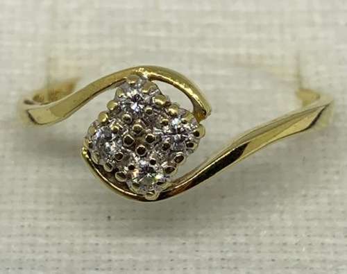 18ct Yellow Gold Diamond Ring :-  Beautiful