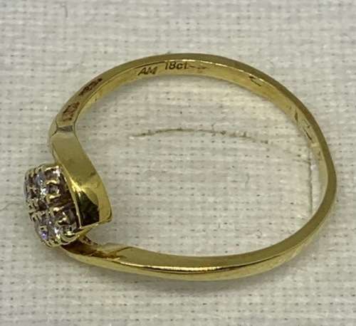 18ct Yellow Gold Diamond Ring :-  Beautiful