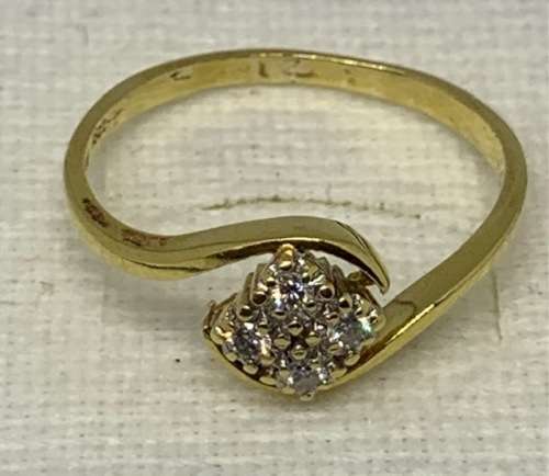 18ct Yellow Gold Diamond Ring :-  Beautiful