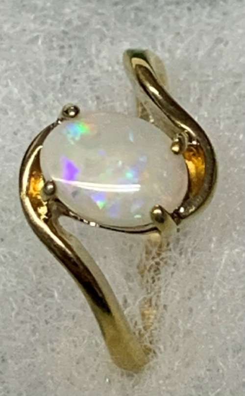 Beautiful 9ct Yellow Gold Ring with white opal.