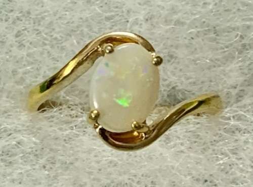 Beautiful 9ct Yellow Gold Ring with white opal.