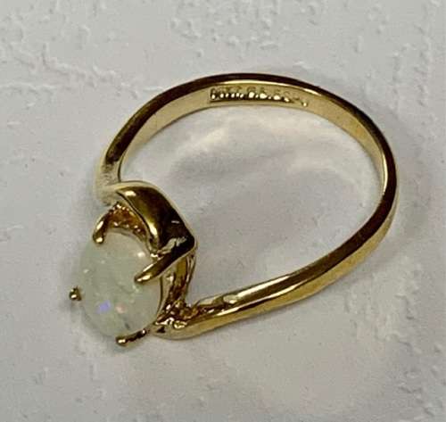 Beautiful 9ct Yellow Gold Ring with white opal.