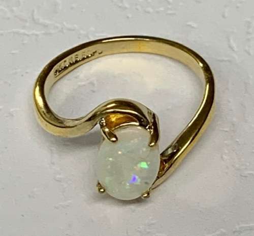 Beautiful 9ct Yellow Gold Ring with white opal.