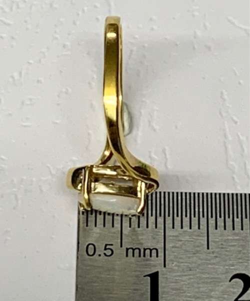 Beautiful 9ct Yellow Gold Ring with white opal.