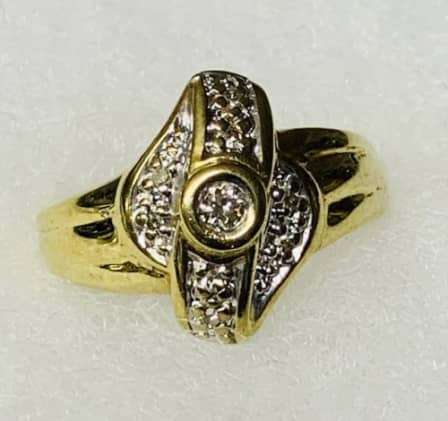 Charming 9ct Yellow Gold  Ring with diamond