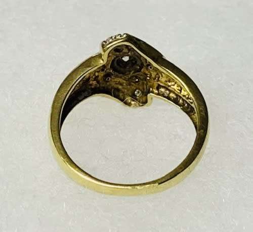 Charming 9ct Yellow Gold  Ring with diamond