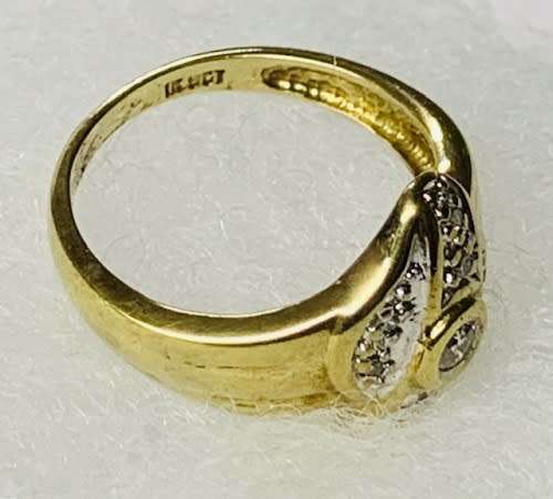 Charming 9ct Yellow Gold  Ring with diamond