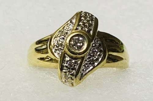 Charming 9ct Yellow Gold  Ring with diamond