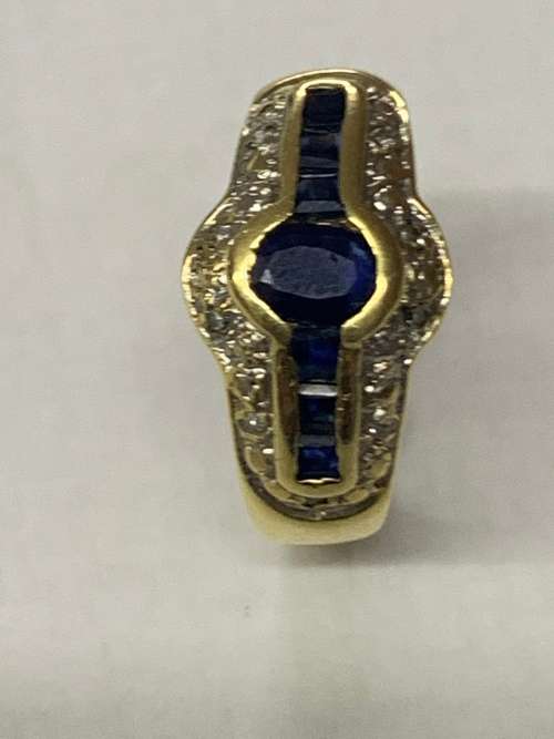 18ct Gold Ladies Ring with blue stone and diamonds chips 4.7 grams