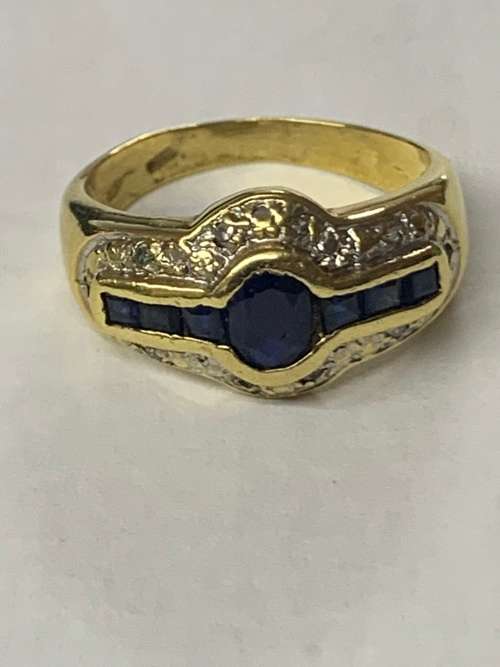 18ct Gold Ladies Ring with blue stone and diamonds chips 4.7 grams