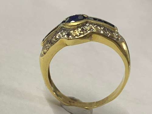 18ct Gold Ladies Ring with blue stone and diamonds chips 4.7 grams