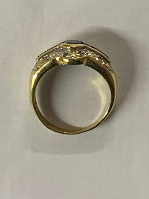 18ct Gold Ladies Ring with blue stone and diamonds chips 4.7 grams