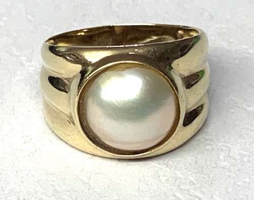 Charming 9ct yellow gold Pearl ring.