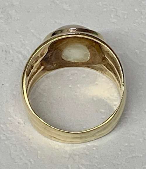 Charming 9ct yellow gold Pearl ring.