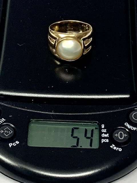 Charming 9ct yellow gold Pearl ring.