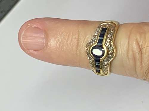 18ct Gold Ladies Ring with blue stone and diamonds chips 4.7 grams