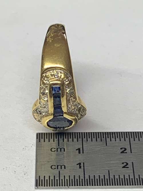 18ct Gold Ladies Ring with blue stone and diamonds chips 4.7 grams