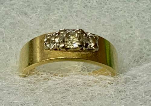 18ct Yellow Gold Diamond Ring :-  Beautiful