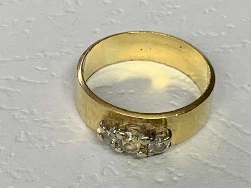18ct Yellow Gold Diamond Ring :-  Beautiful