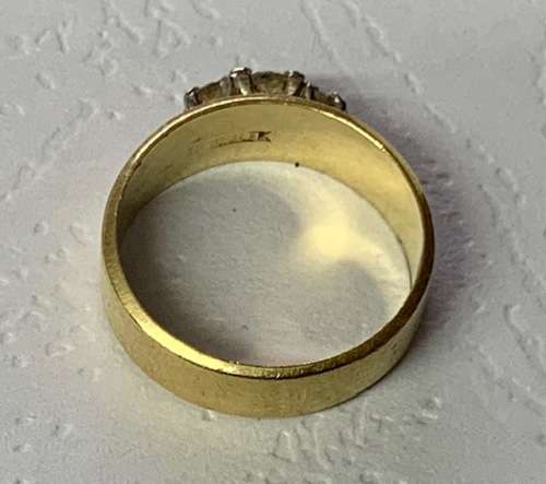 18ct Yellow Gold Diamond Ring :-  Beautiful