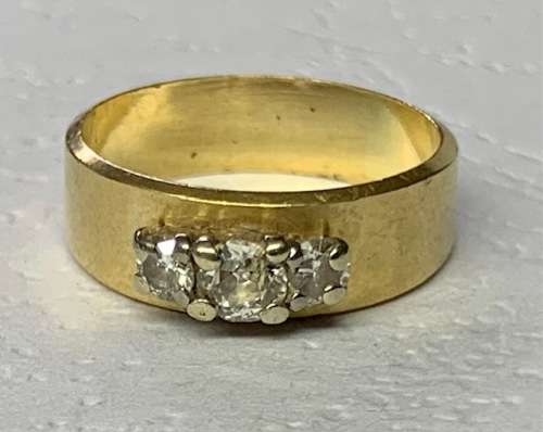18ct Yellow Gold Diamond Ring :-  Beautiful