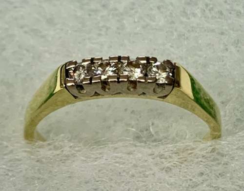 Beautiful:- 18ct Yellow Gold Diamond Ring