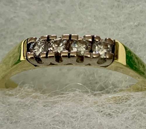 Beautiful:- 18ct Yellow Gold Diamond Ring
