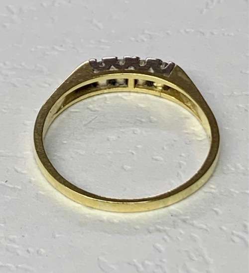 Beautiful:- 18ct Yellow Gold Diamond Ring