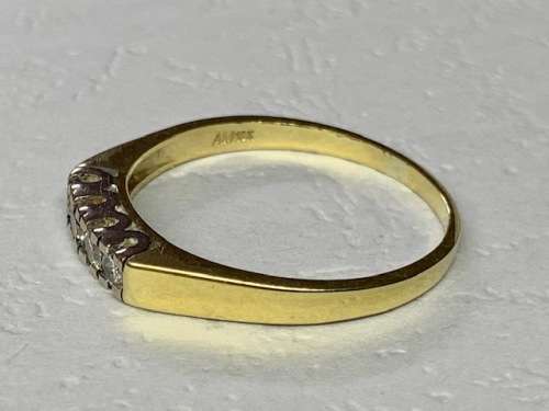 Beautiful:- 18ct Yellow Gold Diamond Ring