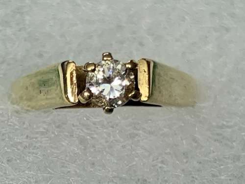 9ct Yellow Gold Ring:- Cubic Zirconia