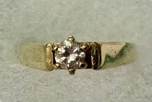 9ct Yellow Gold Ring:- Cubic Zirconia