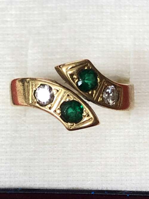 Charming 18ct yellow gold diamond ring. 5gram.