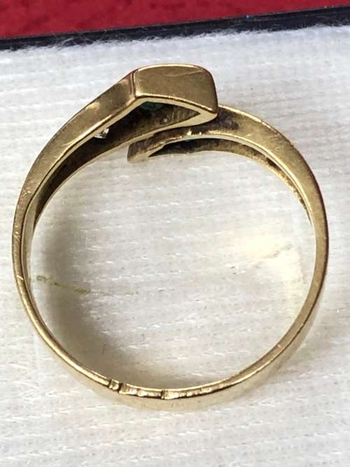 Charming 18ct yellow gold diamond ring. 5gram.