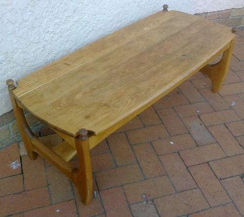 Very old SOLID OAK COFFEE TABLE (See guarantee).