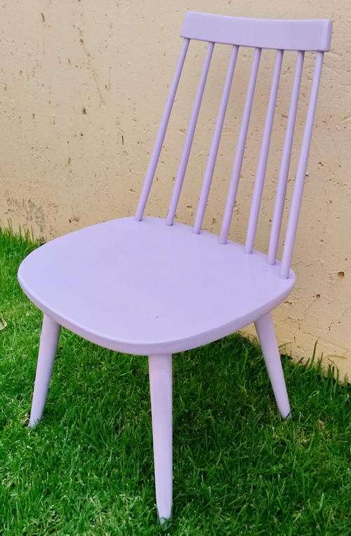Very "cute" vintage SOLID OAK SPINDLEBACK CHAIR. See guarantee.