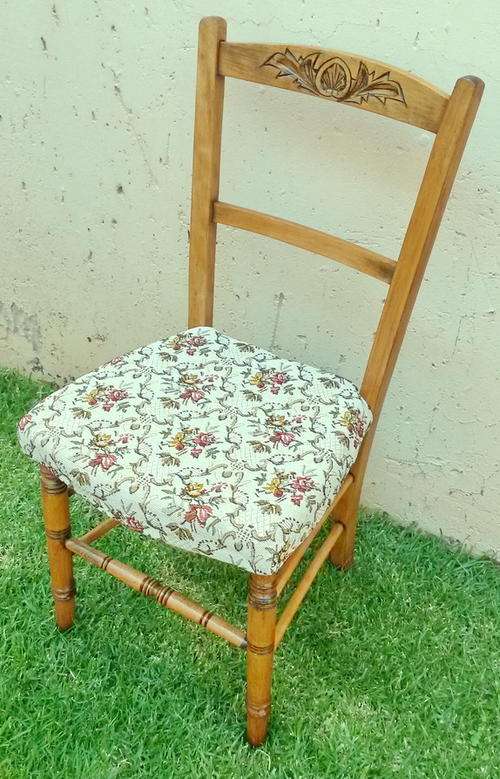 Beautiful antique (YELLOWOOD?) AND WALNUT CHAIR. See guarantee.