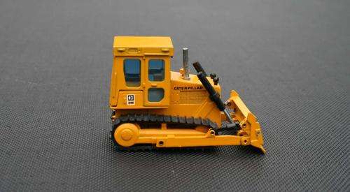 Caterpillar D4E Earth mover on tracks (1:50) Vintage NZG Die Cast