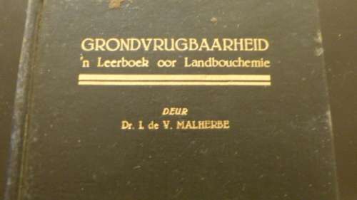 Grondvrugbaarheid  Dr L de V Malherbe = 1934  Sigh by Jan Christiaan Smuts Prime Minister