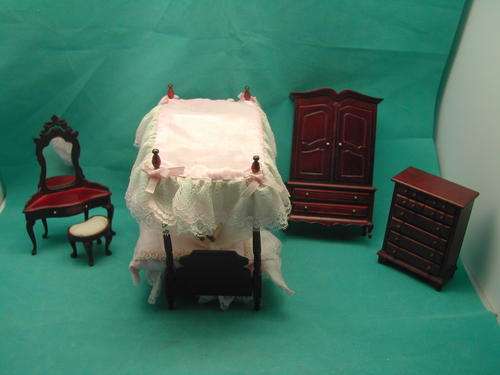 Dolls House Bedroom Suite: 1:12 Scale