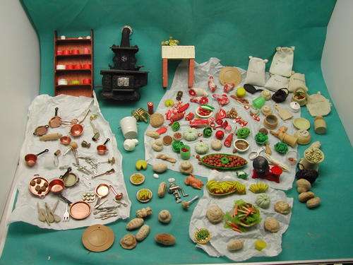 1.12 Scale Dollhouse Cooking Range and Pantry Contents