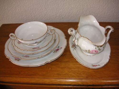HUTSCHENREUTHER PORCELAIN DINNER SERVICE