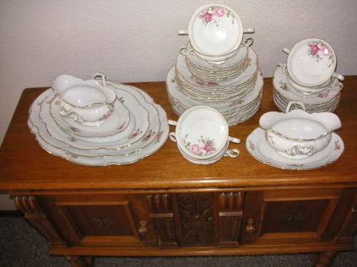 HUTSCHENREUTHER PORCELAIN DINNER SERVICE