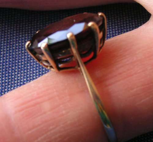 9ct GOLD RING WITH GARNET STONE