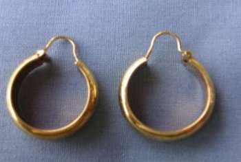 18ct GOLD EARRINGS