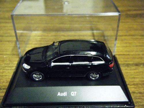 AUDI Q7-IN MINT CONDITION IN A DISPLAY SHOWCASE WITH ITS BOX